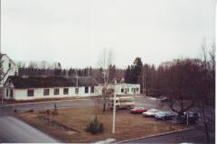Enne kaubamaja ehitust, aprill 1998. Platsi ääres oli Rapla ühisgümnaasiumi poiste tööõpetuse maja