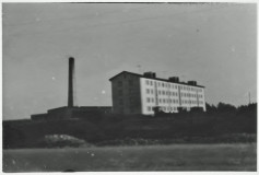 Esimene korrusmaja Mahlamäel (Mahlamäe 5, valminud 1965) ja katlamaja
