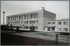 Rapla autotranspordibaasi nr. 19 administratiivhoone Tallinna mnt alguses. 1973