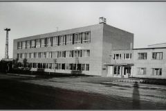 Rapla autotranspordibaasi nr. 19 administratiivhoone Tallinna mnt alguses. 1973